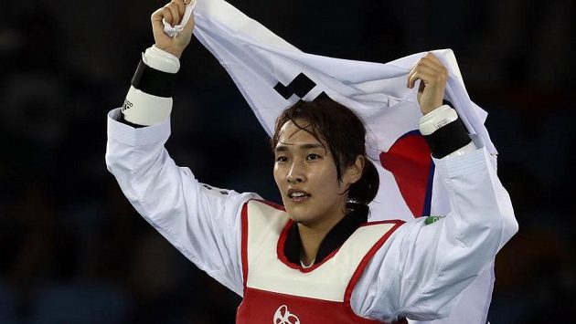 Korejka Kim Su-hui slaví olympijský triumf v taekwondu ve váze do 49 kg. Korejka Kim Su-hui slaví olympijský triumf v taekwondu ve váze do 49 kg.