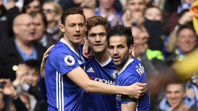 Nemanja Matič (vlevo) nyní obléká dres Chelsea, v minulosti pomáhal košickému klubu VSS. Na snímku dále Cesc Fábregas (vprav) a Marcos Alonso. Nemanja Matič (vlevo) nyní obléká dres Chelsea, v minulosti pomáhal košickému klubu VSS. Na snímku dále Cesc Fábregas (vprav) a Marcos Alonso.