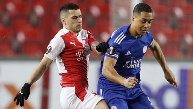 Youri Tielemans z Leicesteru v akci během utkání Evropské ligy na Slavii. Na hráče anglického týmu dotírá Nicolae Stanciu. Youri Tielemans z Leicesteru v akci během utkání Evropské ligy na Slavii. Na hráče anglického týmu dotírá Nicolae Stanciu.