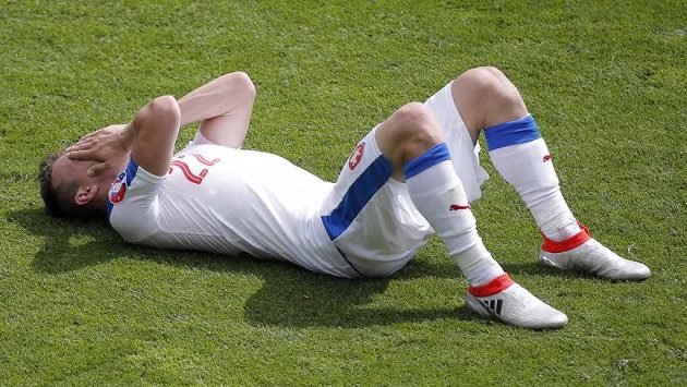 Zklamaný Vladimír Darida po porážce se Španěly. Zklamaný Vladimír Darida po porážce se Španěly.