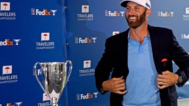 Dustin Johnson vyhrál turnaj série PGA Tour v Cromwellu a připsal si 21. titul v kariéře. Dustin Johnson vyhrál turnaj série PGA Tour v Cromwellu a připsal si 21. titul v kariéře.