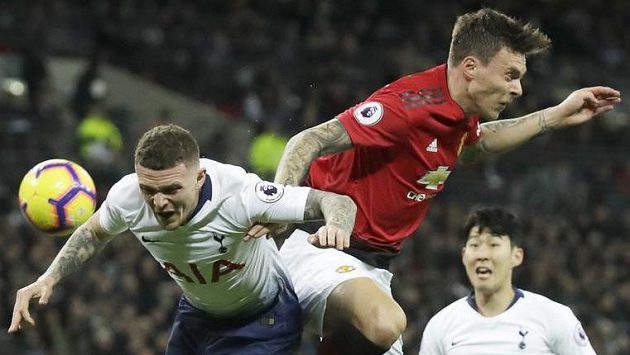 Zleva Kieran Trippier z Tottenhamu a Victor Lindelof z Manchesteru United. Zleva Kieran Trippier z Tottenhamu a Victor Lindelof z Manchesteru United.
