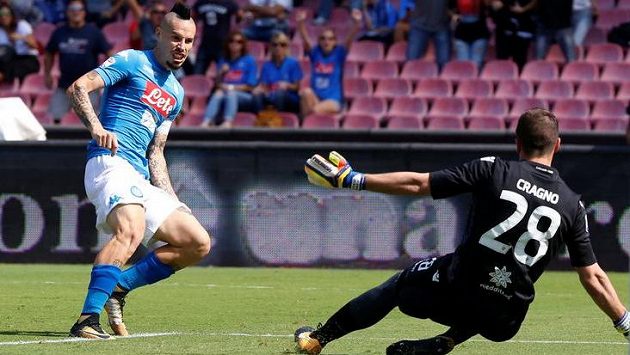 Kapitán Neapole Marek Hamšík střílí gól do sítě Cagliari. Kapitán Neapole Marek Hamšík střílí gól do sítě Cagliari.