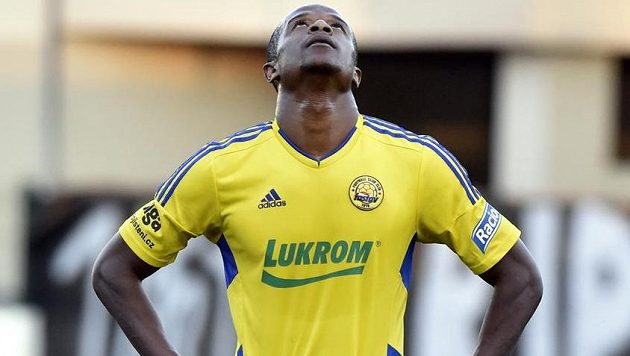 Dame Diop ze Zlína bude muset na fotbal na delší dobu zapomenout. Dame Diop ze Zlína bude muset na fotbal na delší dobu zapomenout.