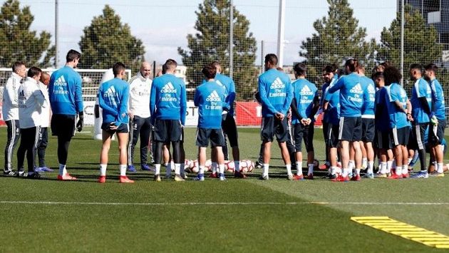 Zinédine Zidane se vrátil na lavičku Realu. Zinédine Zidane se vrátil na lavičku Realu.