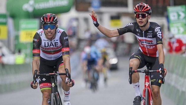 Rui Alberto Faria Da Costa (vlevo) z Portugalska a rozčilující se Dán Andreas Lorentz Kron v cíli šesté etapy závodu Kolem Švýcarska. Rui Alberto Faria Da Costa (vlevo) z Portugalska a rozčilující se Dán Andreas Lorentz Kron v cíli šesté etapy závodu Kolem Švýcarska.