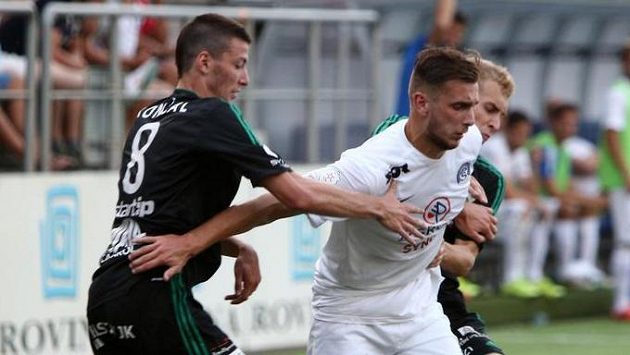 Střelec vítězného gólu Slovácka Marián Kovář (uprostřed) v souboji s Matějem Končalem (vlevo) a Jiřím Marešem z Příbrami. Střelec vítězného gólu Slovácka Marián Kovář (uprostřed) v souboji s Matějem Končalem (vlevo) a Jiřím Marešem z Příbrami.