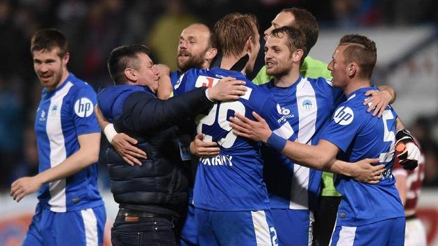 Fotbalisté Slovanu Liberec a trenér David Vavruška oslavují vítězství nad Spartou. Fotbalisté Slovanu Liberec a trenér David Vavruška oslavují vítězství nad Spartou.