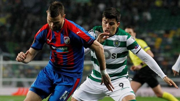 Plzeňský Radim Řezník (vlevo) a Marcos Acuna ze Sportingu. Plzeňský Radim Řezník (vlevo) a Marcos Acuna ze Sportingu.