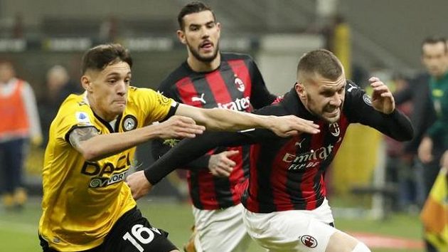 Milánský Ante Rebič (vpravo) a Nahuel Molina z Udine. Milánský Ante Rebič (vpravo) a Nahuel Molina z Udine.