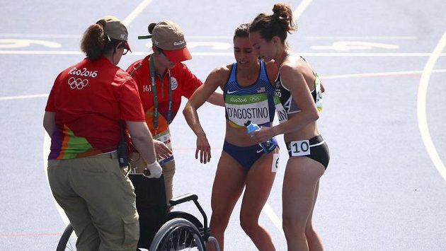 Abbey D'Agostino v cíli usedá na vozík. Abbey D'Agostino v cíli usedá na vozík.
