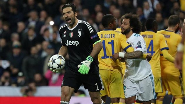 Brankář Juventusu Gianluigi Buffon odchází z trávníku poté, co byl v nastavení čtvrtfinálové odvety LM vyloučen. Brankář Juventusu Gianluigi Buffon odchází z trávníku poté, co byl v nastavení čtvrtfinálové odvety LM vyloučen.