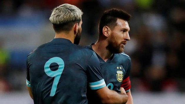 Argentinští fotbalisté Sergio Aguero a Lionel Messi oslavují branku v přátelském utkání s Uruguayí. Argentinští fotbalisté Sergio Aguero a Lionel Messi oslavují branku v přátelském utkání s Uruguayí.