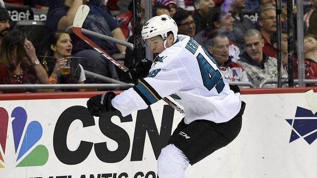 Tomáš Hertl v utkání s Washingtonem, kde ještě nastupoval ve třetím útoku. Po zranění Couturea se však posunul výš. Tomáš Hertl v utkání s Washingtonem, kde ještě nastupoval ve třetím útoku. Po zranění Couturea se však posunul výš.