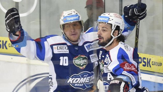 Zleva Martin Erat a Martin Zaťovič z Brna se radují z prvního gólu. Zleva Martin Erat a Martin Zaťovič z Brna se radují z prvního gólu.