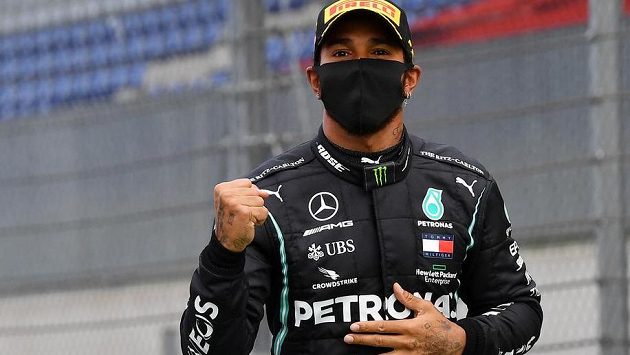 Lewis Hamilton se raduje ze zaslouženého trimfu ve Velké ceně Štýrska. Lewis Hamilton se raduje ze zaslouženého trimfu ve Velké ceně Štýrska.
