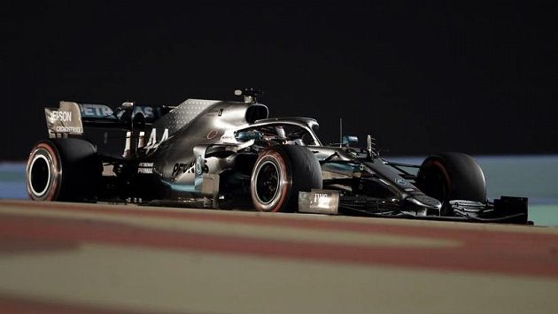 Britský mistr světa Lewis Hamilton na trati Velké ceny Bahrajnu. Britský mistr světa Lewis Hamilton na trati Velké ceny Bahrajnu.