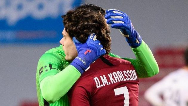 Neboj, zase ti bude líp... Brankář Florin Nita a David Moberg Karlsson ze Sparty Praha. Neboj, zase ti bude líp... Brankář Florin Nita a David Moberg Karlsson ze Sparty Praha.