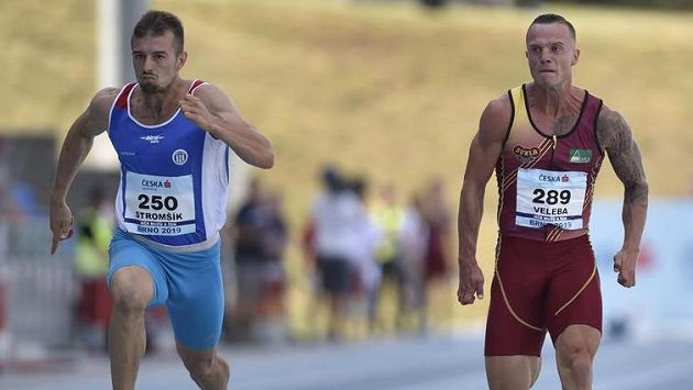 Jan Veleba (vpravo) z Dukly Praha časem 10,16 vyrovnal český rekord v běhu na 100 m. Jan Veleba (vpravo) z Dukly Praha časem 10,16 vyrovnal český rekord v běhu na 100 m.