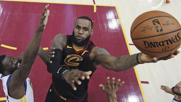 Hvězdný basketbalista LeBron James bude hrát v Los Angeles, ve městě jej přivítal švédský fotbalista Zlatan Ibrahimovic. Hvězdný basketbalista LeBron James bude hrát v Los Angeles, ve městě jej přivítal švédský fotbalista Zlatan Ibrahimovic.