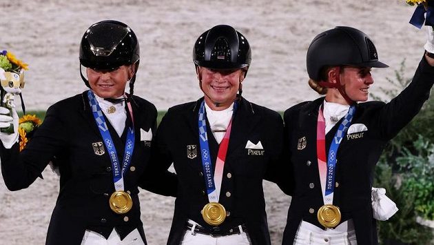 Týmová soutěž v drezuře se už počtrnácté v historii olympijských her stala kořistí německého týmu Týmová soutěž v drezuře se už počtrnácté v historii olympijských her stala kořistí německého týmu