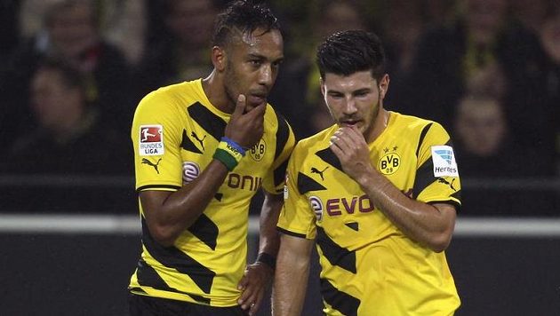 Pierre-Emerick Aubameyang (vlevo) a Miloš Jojič z Dortmundu jakoby se domlouvali, jak na fotbalisty Stuttgartu. Pierre-Emerick Aubameyang (vlevo) a Miloš Jojič z Dortmundu jakoby se domlouvali, jak na fotbalisty Stuttgartu.