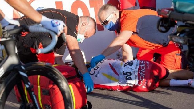 Fabio Jakobsen po těžkém pádu ve sprintu Fabio Jakobsen po těžkém pádu ve sprintu