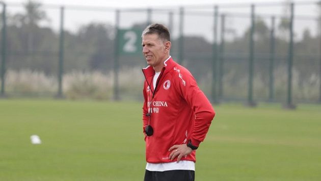 Trenér slávistických fotbalistů Jaroslav Šilhavý na soustředění v čínském Chaj-nanu. Trenér slávistických fotbalistů Jaroslav Šilhavý na soustředění v čínském Chaj-nanu.