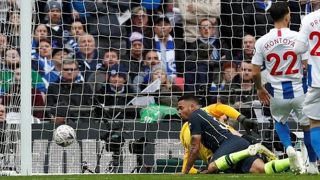 Útočník Manchesteru City Gabriel Jesus střílí jediný gól v semifinále FA Cupu proti Brightonu. Útočník Manchesteru City Gabriel Jesus střílí jediný gól v semifinále FA Cupu proti Brightonu.