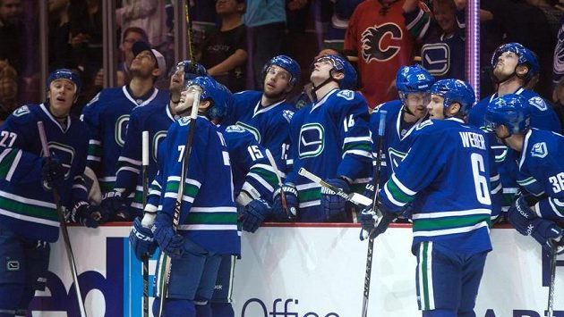 Hráči Vancouveru sledují opakovaný záběr kuriózního vlastního gólu Dennise Widemana. Hráči Vancouveru sledují opakovaný záběr kuriózního vlastního gólu Dennise Widemana.