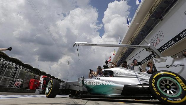 Pilot Mercedesu Lewis Hamilton v boxech během kvalifikace na Velkou cenu Maďarska. Pilot Mercedesu Lewis Hamilton v boxech během kvalifikace na Velkou cenu Maďarska.