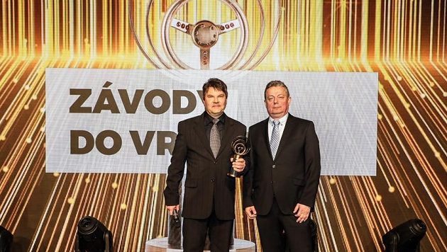 Tomáš Vavřinec se Zlatým volantem a řaditelem českého zastoupení Pirelli Janem Mulačem. Tomáš Vavřinec se Zlatým volantem a řaditelem českého zastoupení Pirelli Janem Mulačem.