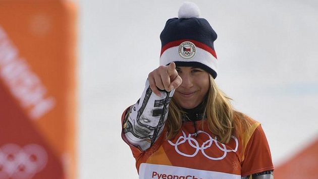 Česká reprezentantka Ester Ledecká se raduje ze zisku zlaté medaile. Česká reprezentantka Ester Ledecká se raduje ze zisku zlaté medaile.