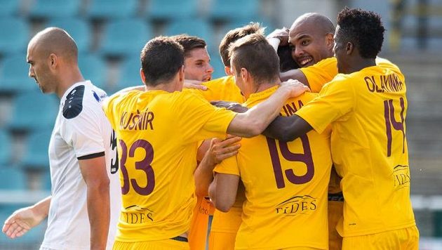 Fotbalisté Dukly Praha oslavují gól na 1:0 během utkání s Hradcem Králové. Fotbalisté Dukly Praha oslavují gól na 1:0 během utkání s Hradcem Králové.