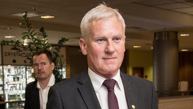Polák Michal Listkiewicz bude českým sudím vládnout i další rok. Polák Michal Listkiewicz bude českým sudím vládnout i další rok.