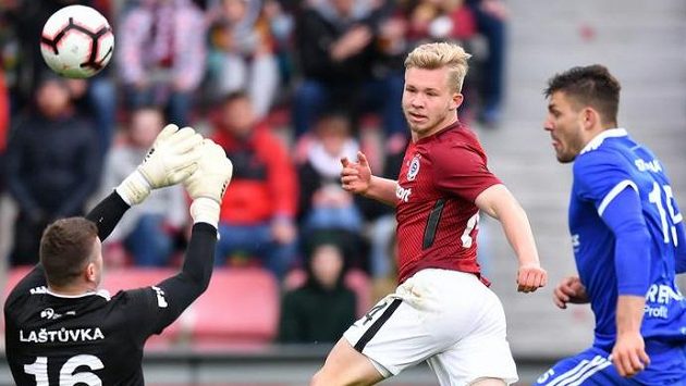 Sparťan Václav Drchal ohrožuje branku Baníku. Sparťan Václav Drchal ohrožuje branku Baníku.
