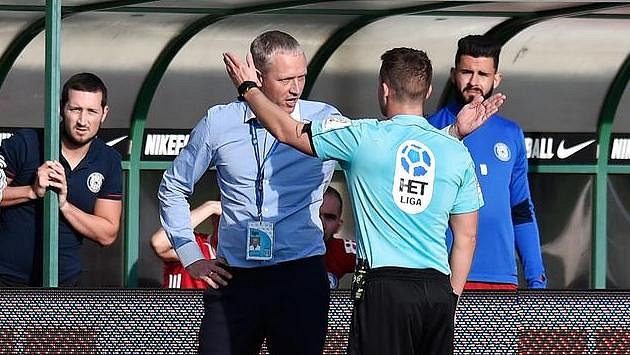 Hlavní rozhodčí Pavel Orel vykazuje trenéra Olomouce Václava Jílka na tribunu. Hlavní rozhodčí Pavel Orel vykazuje trenéra Olomouce Václava Jílka na tribunu.