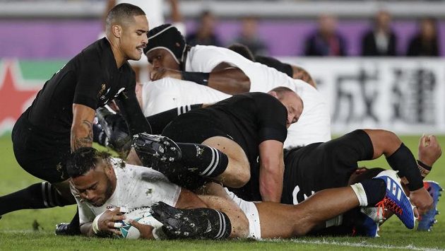 Angličan Manu Tuilagi pokládá první pětku semifinále proti Novému Zélandu. Angličan Manu Tuilagi pokládá první pětku semifinále proti Novému Zélandu.