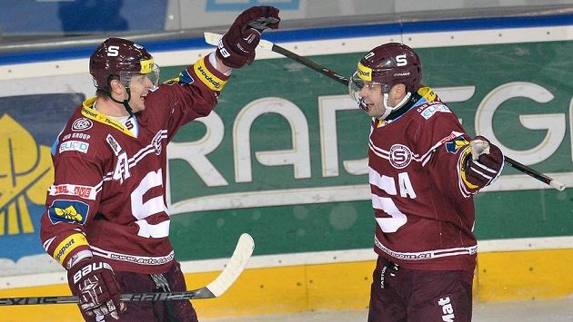 Útočníci Sparty Jan Buchtele (vlevo) a Jaroslav Hlinka se radují z gólu. Útočníci Sparty Jan Buchtele (vlevo) a Jaroslav Hlinka se radují z gólu.