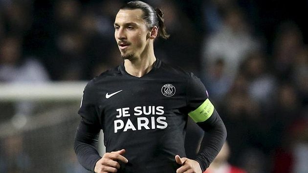 Zlatan Ibrahimovic s nápisem na dresu "Je Suis Paris", neboli "Já jsem Paříž" k uctění památky obětí teroristického útoku ve francouzské metropoli. Zlatan Ibrahimovic s nápisem na dresu "Je Suis Paris", neboli "Já jsem Paříž" k uctění památky obětí teroristického útoku ve francouzské metropoli.