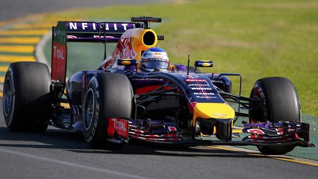 Red Bull řízený Sebastianem Vettelem během druhého tréninku na GP Austrálie. Red Bull řízený Sebastianem Vettelem během druhého tréninku na GP Austrálie.