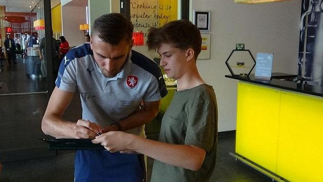Útočník Tomáš Chorý se podepisuje jednomu z lovců autogramů Útočník Tomáš Chorý se podepisuje jednomu z lovců autogramů