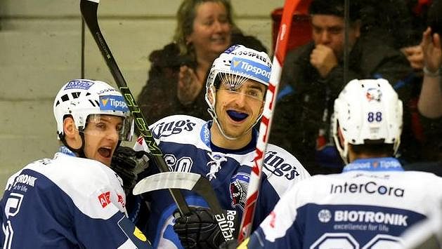 Plzeňští hokejisté (zleva) Jakub Jeřábek, Michal Moravčík a Erik Hrňa se radují z gólu v Karlových Varech. Plzeňští hokejisté (zleva) Jakub Jeřábek, Michal Moravčík a Erik Hrňa se radují z gólu v Karlových Varech.