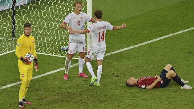 Dánský fotbalista Kasper Dolberg (uprostřed) slaví se spoluhráčem Mikkelem Damsgaardem gól v české síti během čtvrtfinále EURO. Dánský fotbalista Kasper Dolberg (uprostřed) slaví se spoluhráčem Mikkelem Damsgaardem gól v české síti během čtvrtfinále EURO.