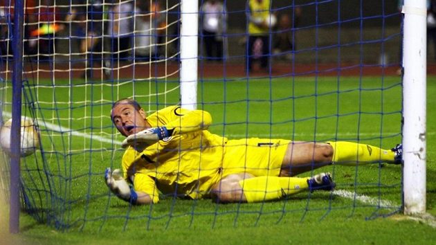 Bývalý brankář anglické fotbalové reprezentace Paul Robinson ukončil kariéru. Fanoušci budou vzpomínat i na jeho minelu z kvalifikace ME 2008 na hřišti Chorvatska. Bývalý brankář anglické fotbalové reprezentace Paul Robinson ukončil kariéru. Fanoušci budou vzpomínat i na jeho minelu z kvalifikace ME 2008 na hřišti Chorvatska.