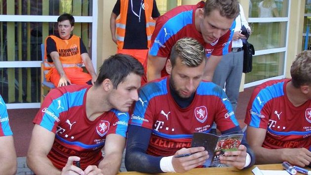 Obránce Milan Havel (vlevo), brankář Lukáš Zima a útočník Lukáš Juliš studují při autogramiádě bulletin české fotbalové reprezentace do 21 let pro mistrovství Evropy v Polsku. Obránce Milan Havel (vlevo), brankář Lukáš Zima a útočník Lukáš Juliš studují při autogramiádě bulletin české fotbalové reprezentace do 21 let pro mistrovství Evropy v Polsku.
