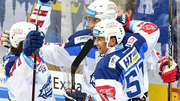 Hokejisté Komety Brno se radují zólu na ledě Sparty. Hokejisté Komety Brno se radují zólu na ledě Sparty.