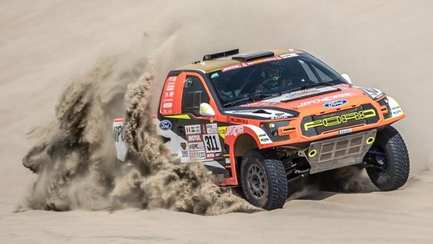 Martin Prokop se speciálem Ford v peruánské poušti. Martin Prokop se speciálem Ford v peruánské poušti.