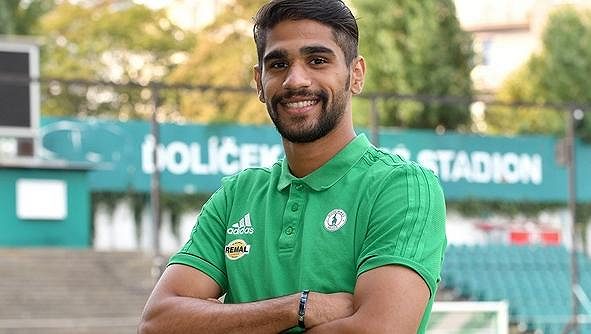 Do Ďolíčku přestoupil útočník Abdulla Jusuf Helal, který bude vůbec prvním reprezentantem Bahrajnu nejen v české lize, ale i v Evropě vůbec. Do Ďolíčku přestoupil útočník Abdulla Jusuf Helal, který bude vůbec prvním reprezentantem Bahrajnu nejen v české lize, ale i v Evropě vůbec.