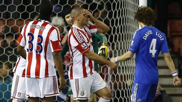 Jsem to ale pako, zoufal si před Petrem Čechem nešťastník Jonathan Walters, když po dvou vlastencích ještě navrch zahodil penaltu... Jsem to ale pako, zoufal si před Petrem Čechem nešťastník Jonathan Walters, když po dvou vlastencích ještě navrch zahodil penaltu...